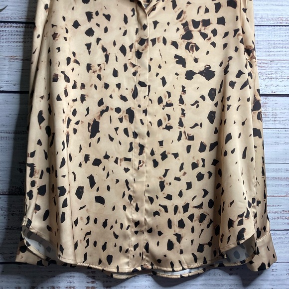 Was💲20! EUC H&M animal print long sleeve multicolored button-down blouse - Picture 10 of 16